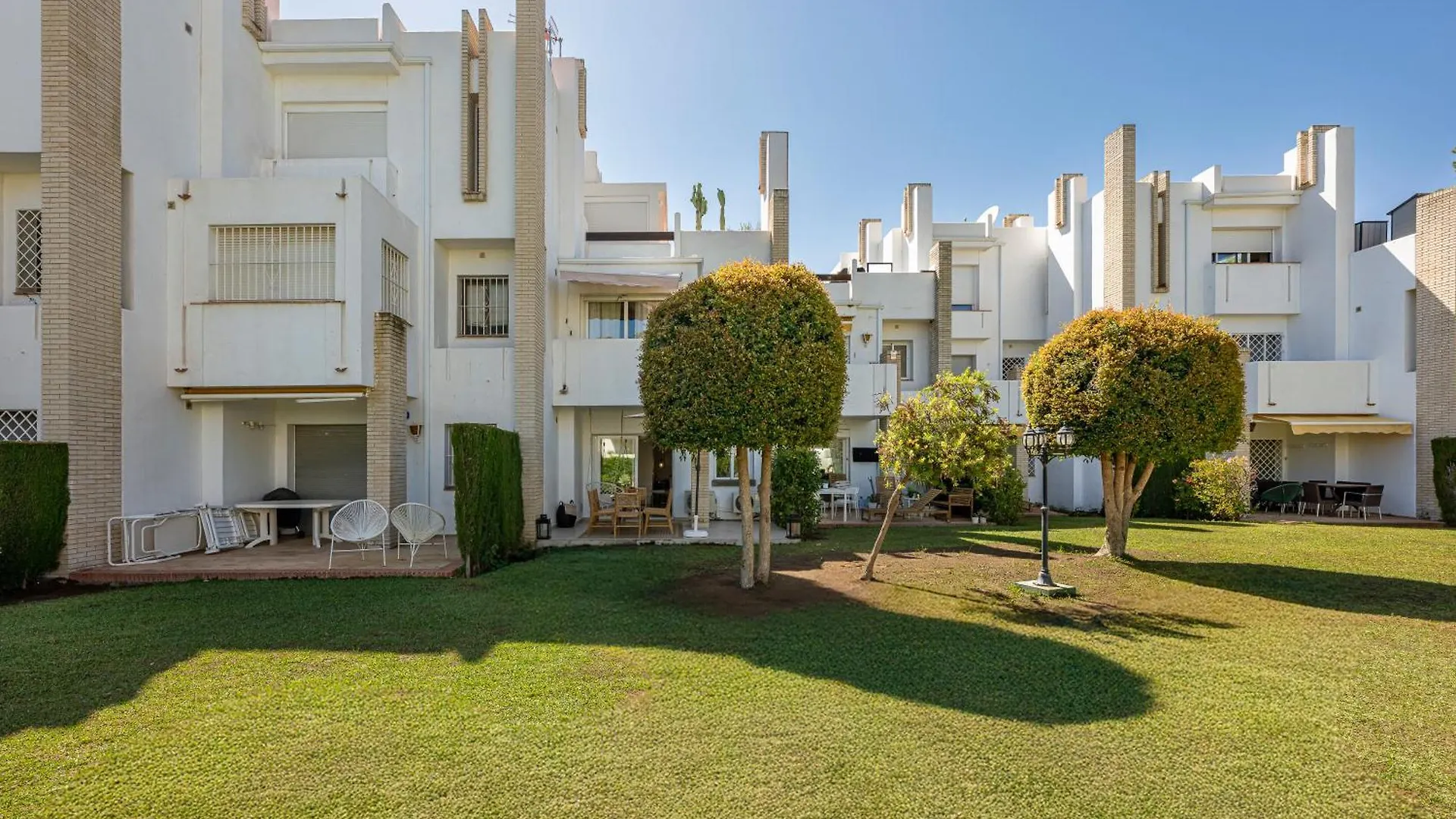 הוילה מארבלה Charming Townhouse With Pool In Nueva Andalucia בית נופש