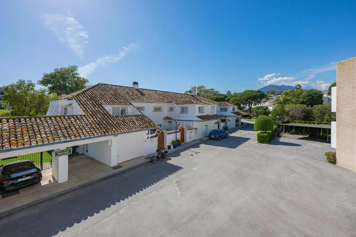 Villa Charming Townhouse With Pool In Nueva Andalucia Marbella Spagna